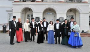 Aleksoto bendruomenės centro „Svirbės” ansamblio šokėjai Bistrampolio dvare